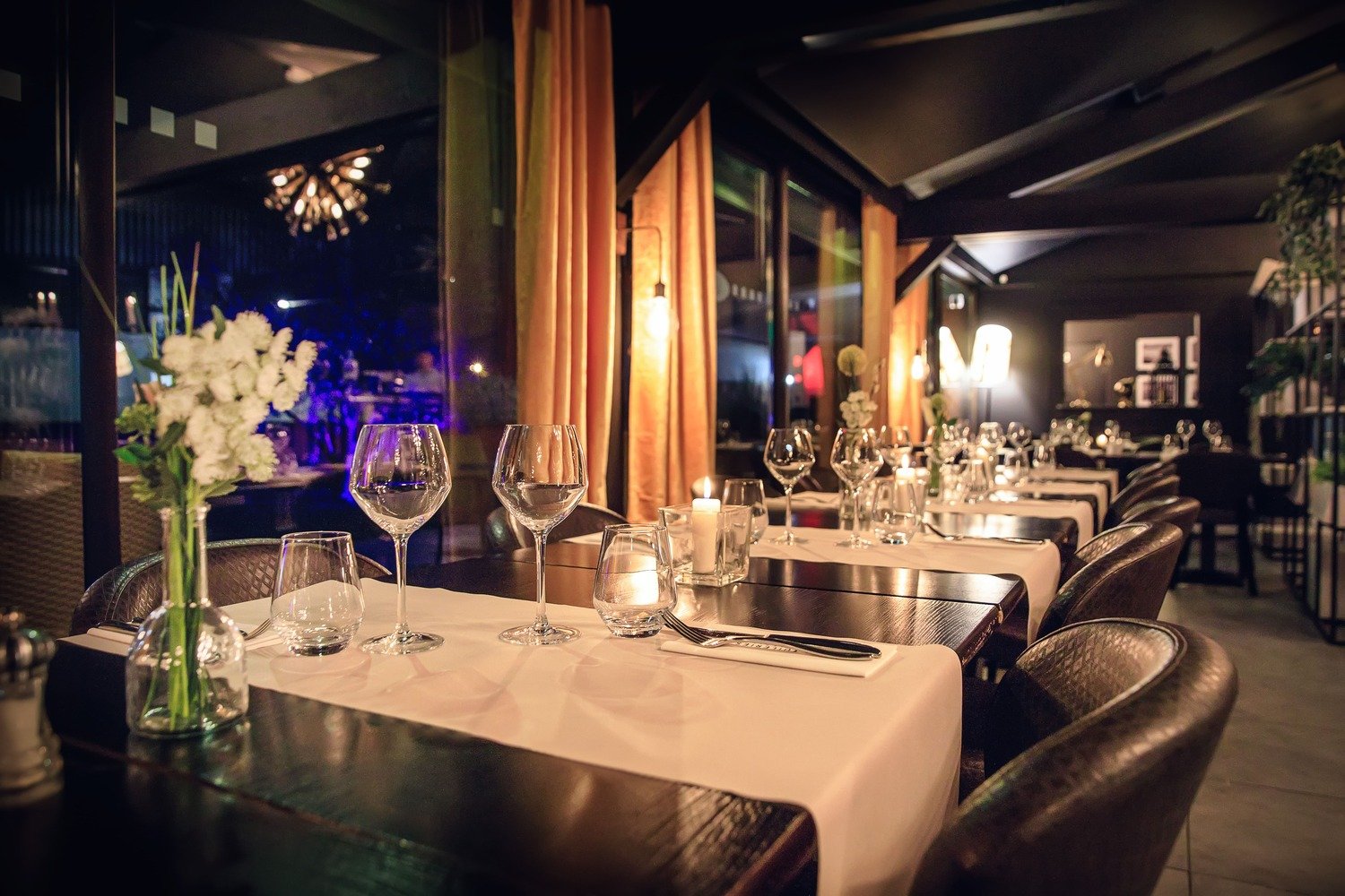 Ambiance intérieure chaleureuse du restaurant Les Tuileries