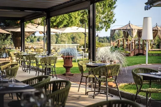 Terrasse avec parasols en bord de Saône